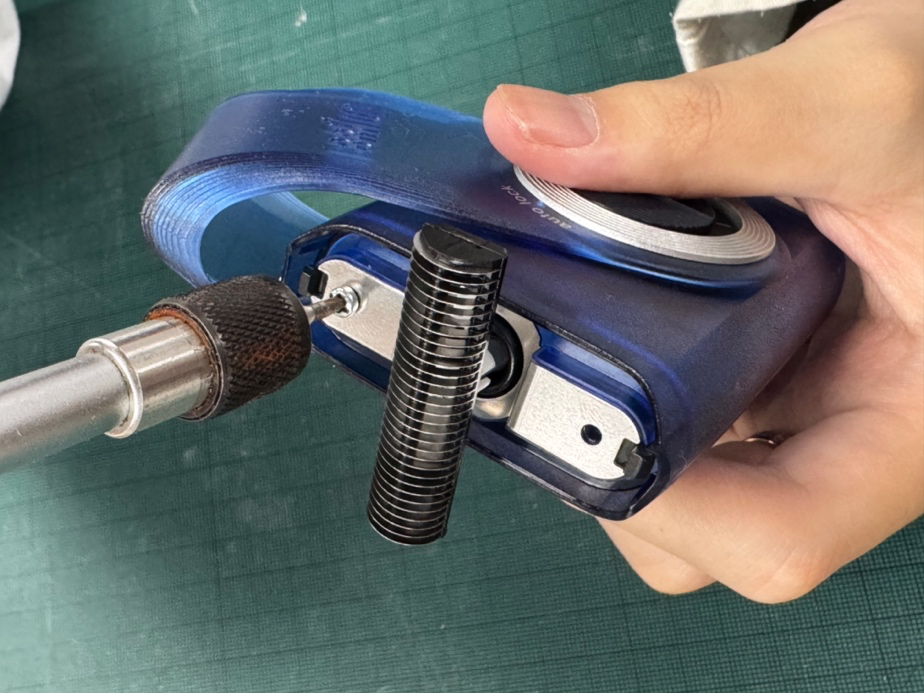 Exposing the blade drive